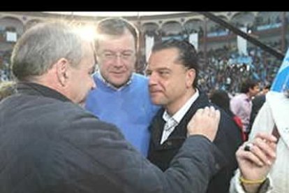 El actual presidente del Tribunal de Cuentas, Mario Amilivia y el consejero de Fomento, Antonio Silván, fueron algunos de los políticos de la comunidad que estuvieron en el mitin para apoyar la candidatura de Rajoy.