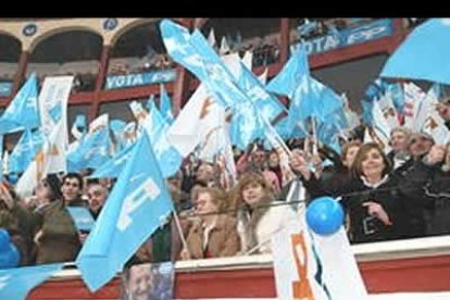 Entre ovaciones de ¡presidente, presidente!, Rajoy dio las gracias en la plaza de toros de León porque «este es el acto político más bonito al que he asistido nunca». De modo particular, Rajoy agradeció a Aznar sus «palabras sentidas y bonitas» y recordó que «cinco veces, no sé si te acuerdas, me nombraste ministro y una vicepresidente» por lo que «en mi memoria, en mi cabeza y en mi corazón estarás siempre».