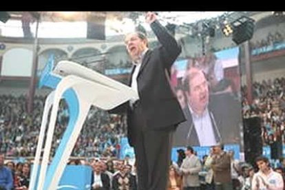 El presidente de la Junta de Castilla y León, Juan Vicente Herrera, pidió a los electores que acudan a las urnas el próximo domingo para «echar al peor Gobierno que ha tenido España en 30 años de democracia para sustituirlo por un Gobierno donde impere el sentido común y lo que los ciudadanos necesitan de verdad». Herrera subió a la tribuna después de que lo hiciera Juan Morano y a su vez fue el encargado de dar paso al ex presidente Aznar.