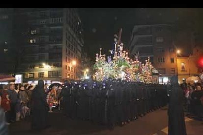 El Nazareno levantó pasiones nada más salir de la iglesia de Santa Nonia, cuando la tregua parecía haber dado una tregua a la Semana Santa leonesa.