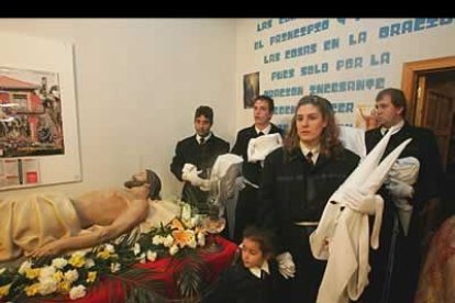 La procesión de la Adoración de las Llagas de Cristo tampoco pudo celebrarse. La cofradía del Santo Sepulcro Esperanza de la Vida celebró un acto conmemorativo en el interior de las madres Concepcionistas.