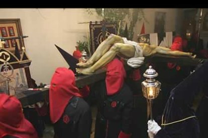 Una vez en el interior del claustro del monasterio, la carraca y los tambores anunciaron el inicio de las paradas en cada una de las estaciones que conforman la procesión.
