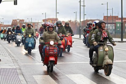 León acoge la 'scooter run' del Purple Weekend.  PEIO GARCÍA