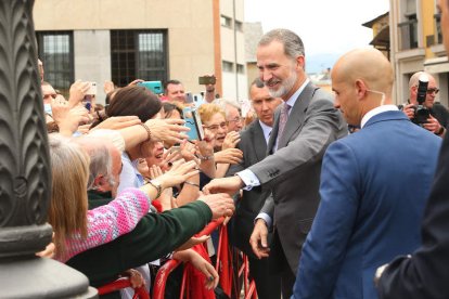 Felipe VI, a su llegada al Ayuntamiento de Ponferrada en mayo de 2022, volverá este miércoles.