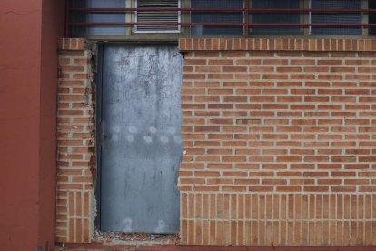 Una de las puertas sellada de los vestuarios principales de La Palomera. FERNANDO OTERO
