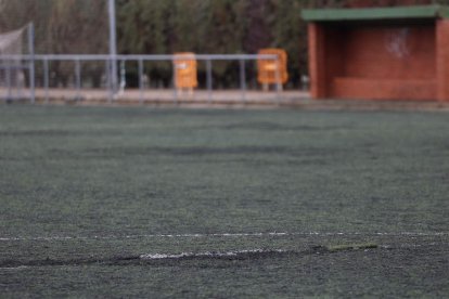 El sintético está roto y destrozado. FERNANDO OTERO