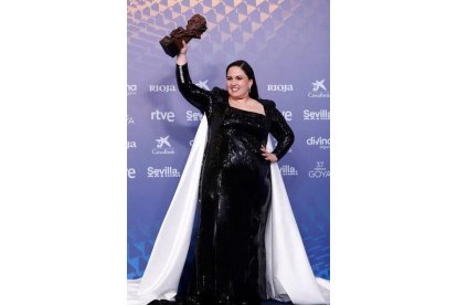 La actriz Laura Galán tras recibir el Goya a la mejor actriz revelación por su trabajo en 'Cerdita'