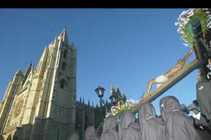 Por primera vez, 14 reclusos pujaron desde el patio de la residencia de ancianos San José (Corredera) el paso del Cristo de la Esperanza.