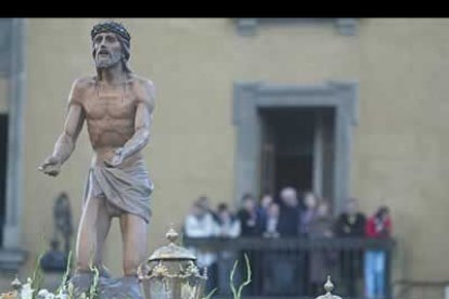 La llegada del Cristo del Perdón a la plaza de la Catedral levanta mucha expectación entre el público.