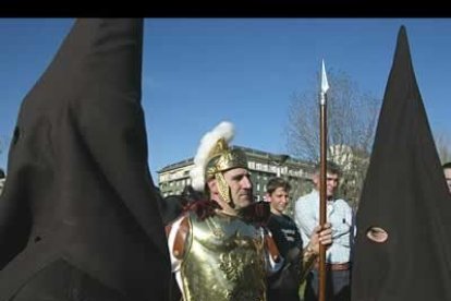 Los romanos representan a la justicia con la que se apresó a Jesús en Jerusalén hace casi dos mil años.