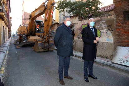 El alcalde de León, José Antonio Diez, en el comienzo de las obras de demolición para acometer la Ronda Interior. RAMIRO