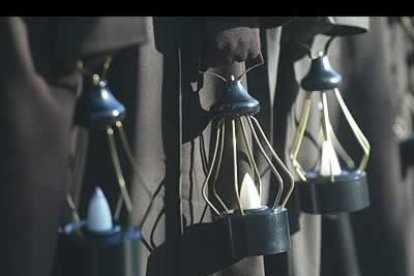 Los niños y niñas portan el emblemático farol con luz blanca en recuerdo al origen ferroviario de la cofradía.