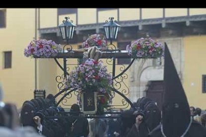 El Cristo de la Esperanza, pujado por 14 reclusos, cruza La Rúa.