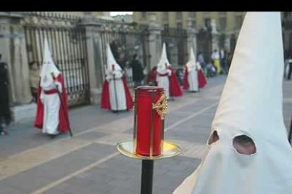 La banda de música de Dulce Nombre de Jesús cerraba el cortejo, con los representantes de la Corporación y la comitiva de abades de las cofradías leonesas.
