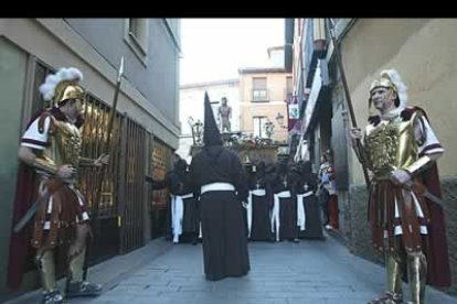 Las sinuosas calles de León dan un encanto especial al paso de las procesiones.