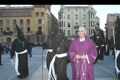 El abad, Ángel Carlos Carbajo, escenificó ante el Locus Apellationis (escultura de la portada de la Catedral, donde se impartía justicia en la ciudad) la solicitud «del perdón en forma de indulto»