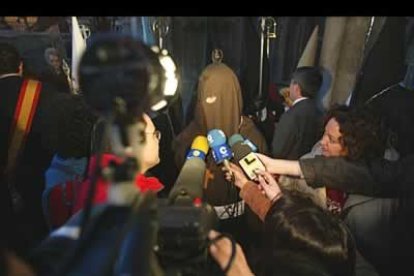 El indultado, en la imagen atendiendo a los medios, es un joven bañezano de 23 años que ya ha cumplido una cuarta parte de la condena por un delito de tráfico de drogas.
