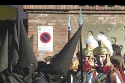La gente arremolinada en la Corredera aplaudió su salida y no pasó por alto los pies descalzos y mortificados por el asfalto que conducían los pasos de varios hermanos y hermanas.