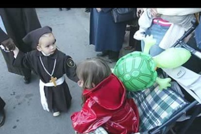 En la cofradñia del Cristo del Perdón hay papones de todas las edades, lo que garantiza el relevo generacional entre sus hermanos.