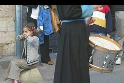 Una niña no parece estar muy de acuerdo con el paso de los tambores.