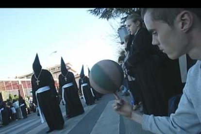 Entre las numerosas personas que se acercan a las distintas procesiones que en estos días tienen lugar en la ciudad de León a algunos les da por hacer acrobacias.
