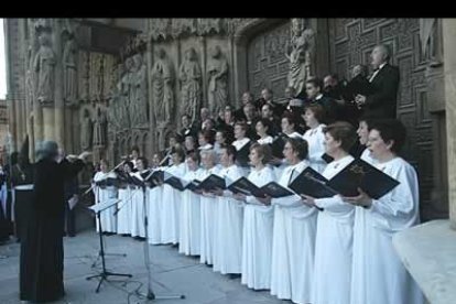 La tradición indica que el abad se dirija al seminario, llame tres veces a la puerta y entre para recoger y acompañar al reo en sus primeros pasos hacia la libertad, que encuentra en el pórtico de la catedral.