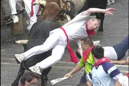 El sexto encierro, corrido con toros de la ganadería de Dolores Aguirre, fue multitudinario y peligroso debido a las numerosas caídas de los astados durante el recorrido, en el que se produjeron, al menos dos heridos por hasta.