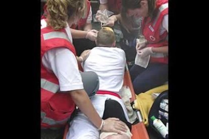 El ingles corneado es atendido por los servicios sanitarios tras la cornada sufrida en el sexto encierro.