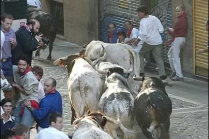 Los toros de la ganadería sevillana de Miura sorprendieron con un séptimo encierro en el que fueron varios los corredores que tuvieron que ser atendidos por los servicios sanitarios.