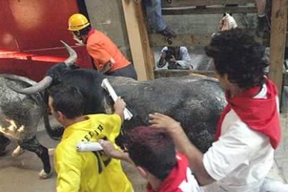 La imágen corresponde al tramo del callejón donde los mozos pasaron varios momentos de apuro con la ganadería de Miura.