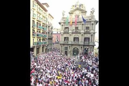 La llegada de visitantes a Pamplona durante el fin de semana  se deja sentir en el encierro de toros matutino, en el que todo el espacio es poco para albergar a las miles de personas que se congregan para observar el paso de los toros y corredores.