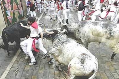 Un toro que quedó rezagado ha llenado de emoción y peligro, con sus despistes y numerosos derrotes hacia los mozos, el octavo y último encierro de los Sanfermines.