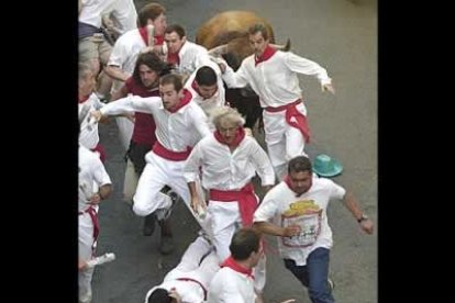 Los toros de la ganadería gaditana de Jandilla han protagonizado un cuarto encierro emocionante y veloz, donde tres corredores han resultado heridos por asta de toro.