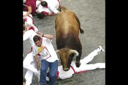 Uno de los mozos es pisoteado por uno de los toros en el tramo de Santo Domingo.