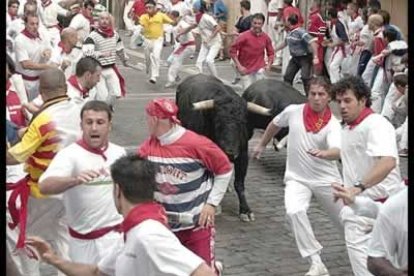 El tercer encierro de los Sanfermines, corrido por toros de la ganadería sevillana de Juan Pedro Domecq, fue el más rápido y limpio de los celebrados, durando dos minutos y medio.