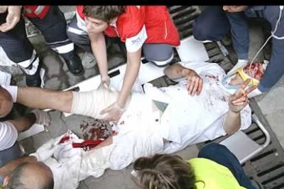 El estadounidense de 57 años Al-Glenn Cheesson es atendido por los servicios sanitarios en el callejón de acceso a la plaza de toros donde fue empitonado en el muslo derecho y en la ingle.