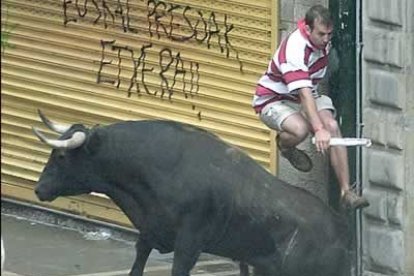 Los toros de la ganadería cacereña de Alcurrucén protagonizaron el primer encierro de las fiestas que discurrió sin incidentes pese a la gran afluencia de corredores.