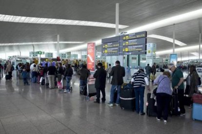 Largas colas en los mostradores de facturación de Vueling por los servicios mínimos. Foto: FERRAN NADEU