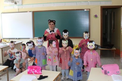 Los cuentacuentos con perspectiva de género para escolares son otra de sus acciones. DL
