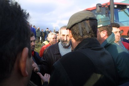 Matías Llorente, cuando era alcalde de Cabreros del Río, en una concentración de vecinos de esta localidad, en 2001. En la imagen trata de impedir que incineren ganado al estar preocupados de que tuvieran la enfermedad de las vacas locas. NORBERTO