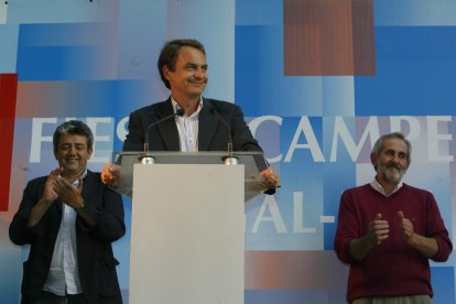 José Luis Rodríguez Zapatero y Miguel Llorente en Valencia de Don Juan en la XXII fiesta campesina de la organización agraria Ugal-Upa, en 2003. NORBERTO