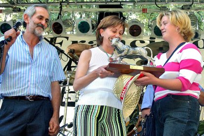 La ministra de Agricultura, Elena Espinosa (c), acompañada por el secretario general del sindicato agrario Ugal, Matías Llorente (i) entrega un premio a la ganadera leonesa Marisa Mendoza (d), en 2005 durante su participación en la XXIII Fiesta Campesina que la organización agraria Ugal-Upa. J. CASARES