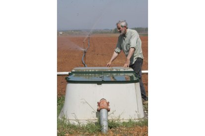 Llorente, en 2006, cuando  el agua del pantano de riaño comenzó a regar las tierras de secano de los Oteros. NORBERTO