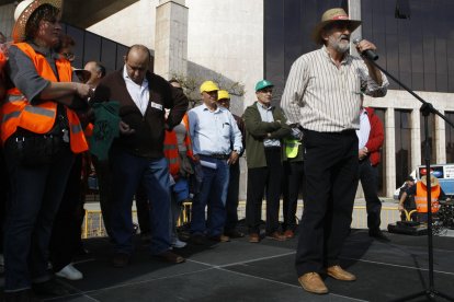 Matías Llorente, de Ugal,  interviene durante una manifestación de 2009. RAMIRO