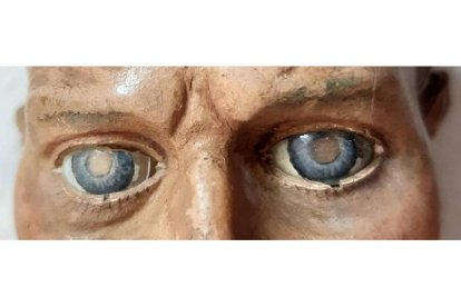 Procedente de un convento femenino, sus facciones son un paradigma de la fealdad, enfatizada por un ojo velado y la posibilidad de movimiento de la pieza al ser articulada. RAQUEL LÓPEZ SANTOS