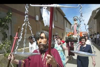 Tradición, religiosidad y leyenda se entremezclan y confunden. La celebración, declarada de interés turístico regional, parece haber permanecido ajena al paso del tiempo.