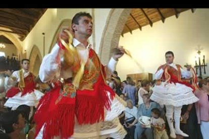 El firme y lento taconear de un arrogante San Sebastián y el humilde caminar descalzo de San Juan Bautista dotan a la procesión de un gran valor.
