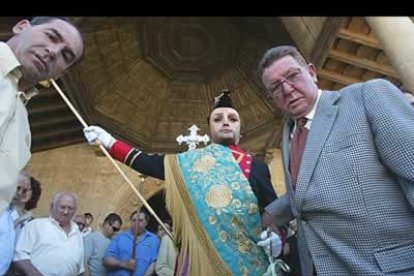 Causa extrañeza su anacrónica vestimenta y lento caminar militar, que se explica en las adaptaciones de personajes españoles de la época que se hicieron en el teatro español de personajes históricos.
