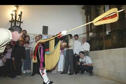 En su recorrido trata de negar su fe cristiana al público caminado siempre de espaldas al Santísimo y el rostro tapado por una careta.