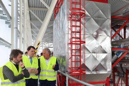 Mañueco en la Central Térmica de Energía Renovable con Teo López y al arquitecto Pablo Oriol. BRÁGIMO